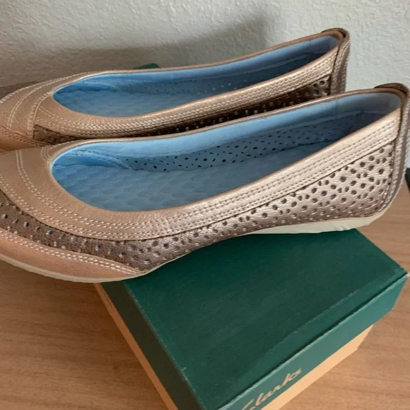 Clarks Women's Tan and Brown Flats Orbit Flight size 9.5 - Picture 5 of 9